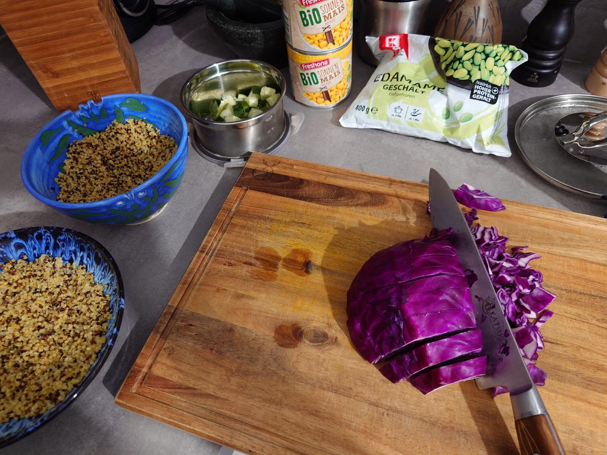 Red cabbage under the knife, quinoa already in the bowls