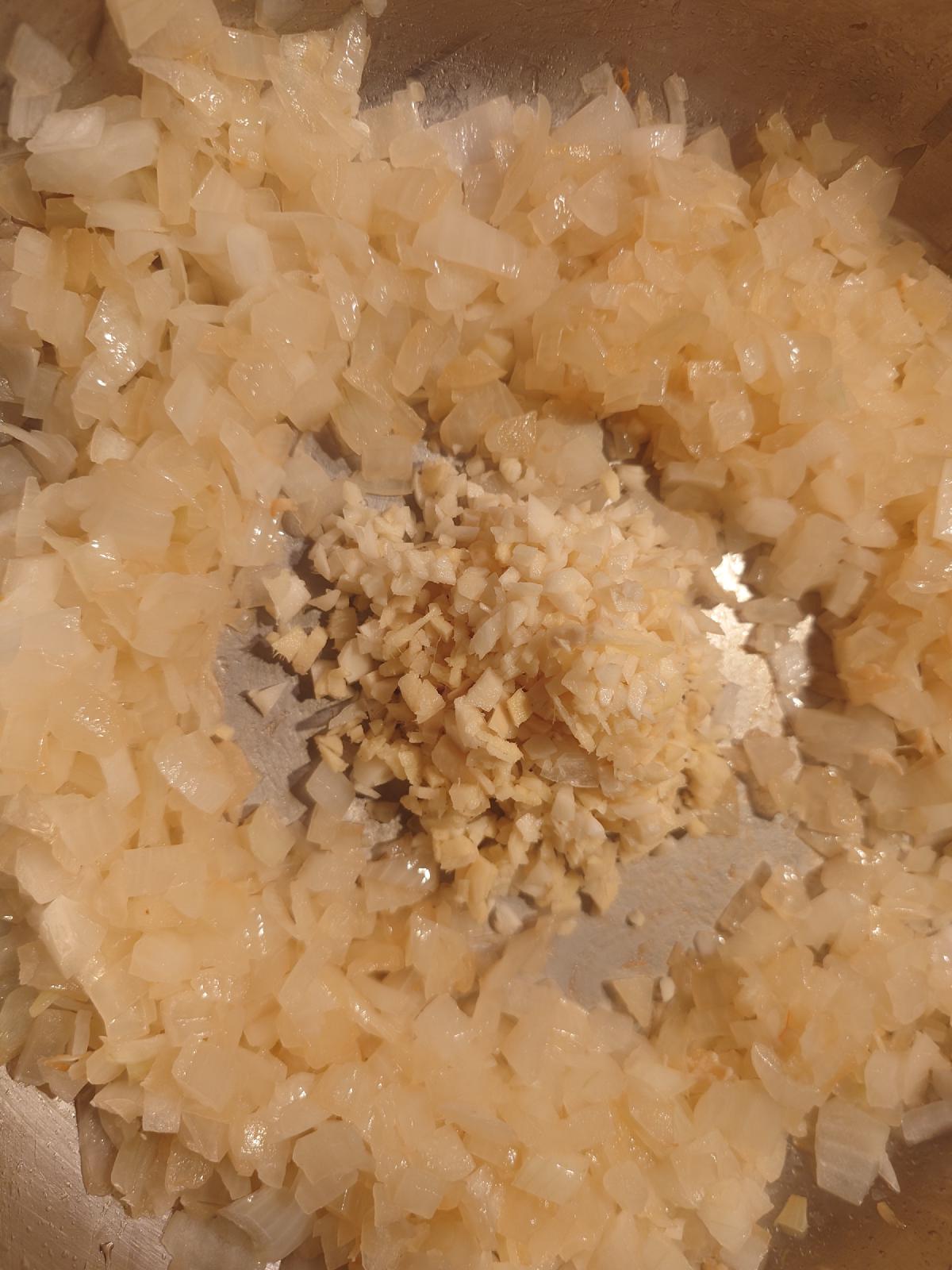 Garlic and ginger in a well in the middle of the onion