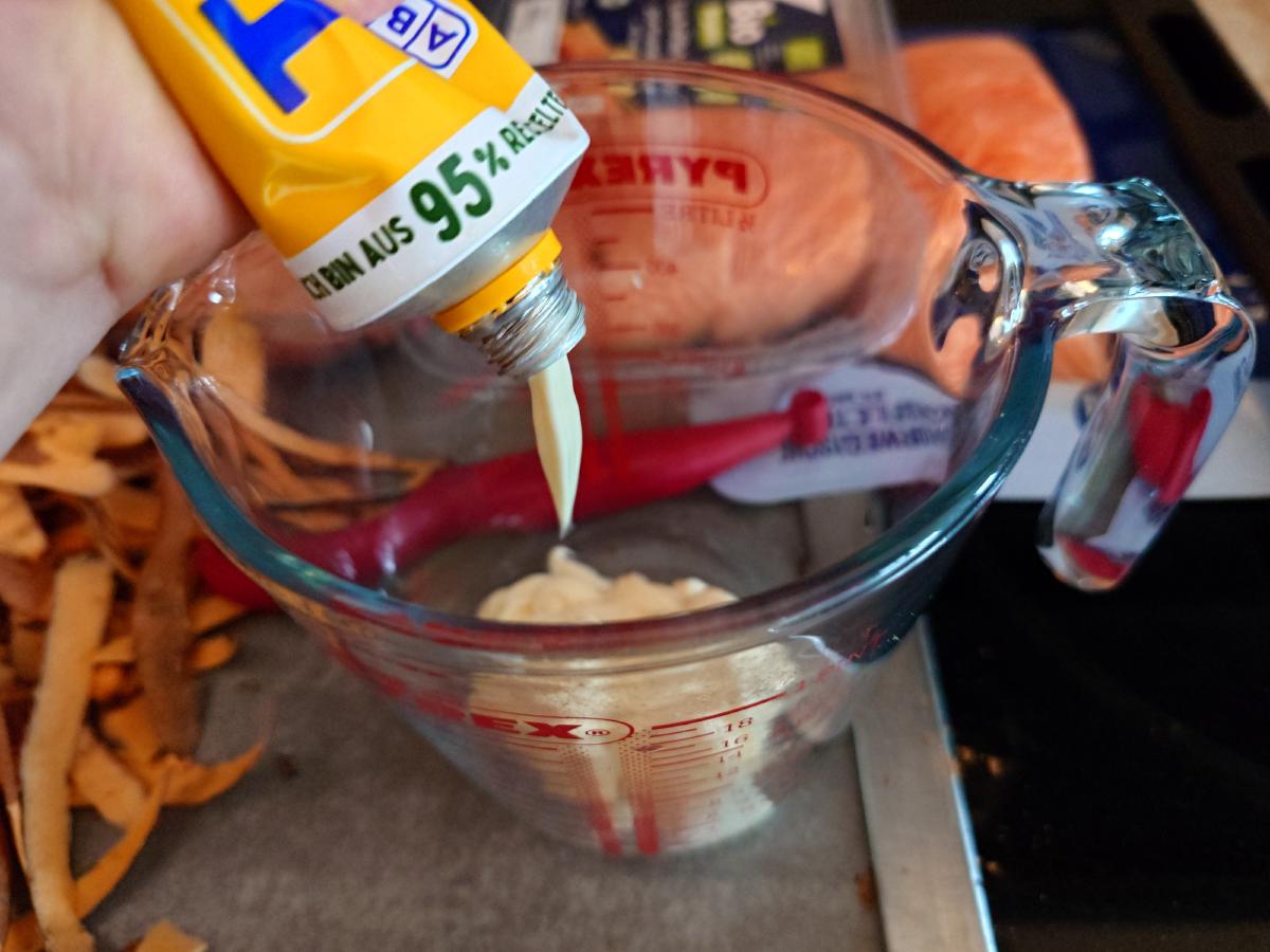 Mayonnaise squeezed into the measuring cup