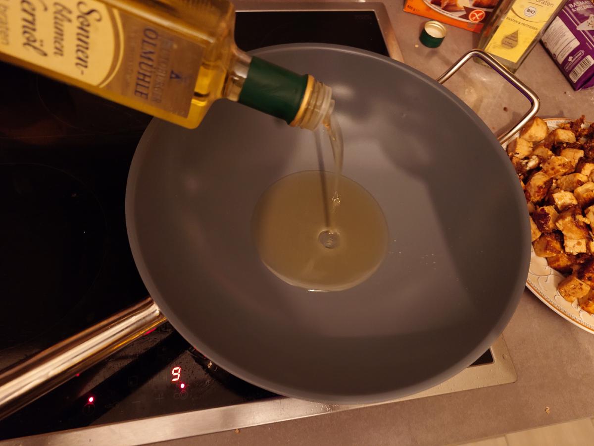Sunflower oil poured into the non-stick wok, dial reading 9