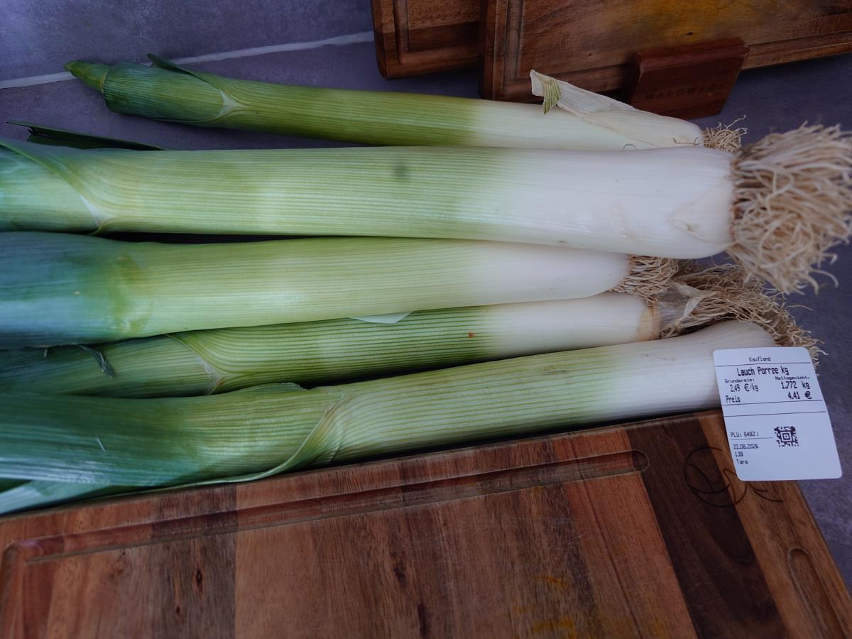 Five leeks on the counter with the Kaufland scale label reading 1.772 kg at 2.49 per kilo