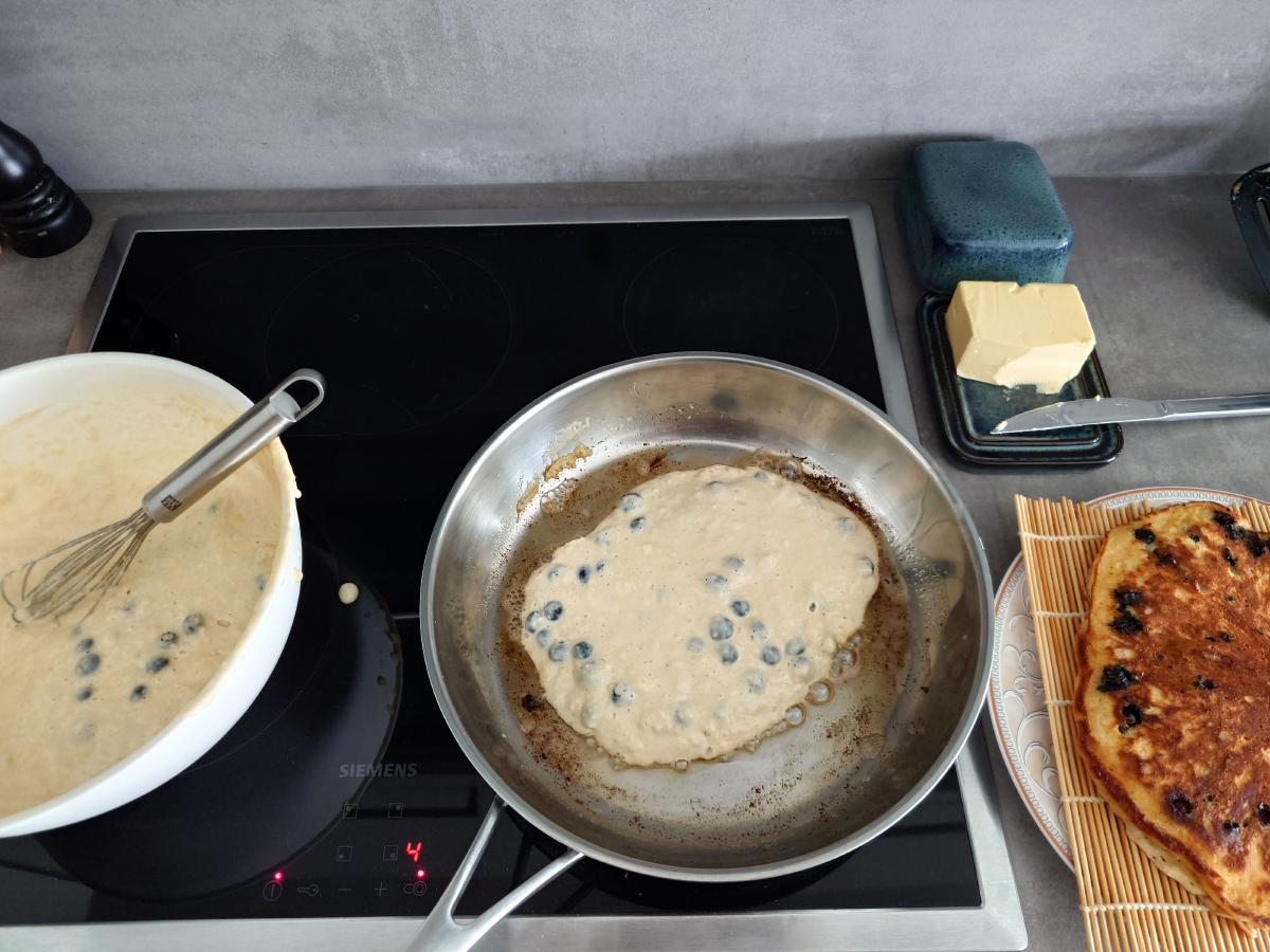 Second pancake poured at 4, the pan much calmer