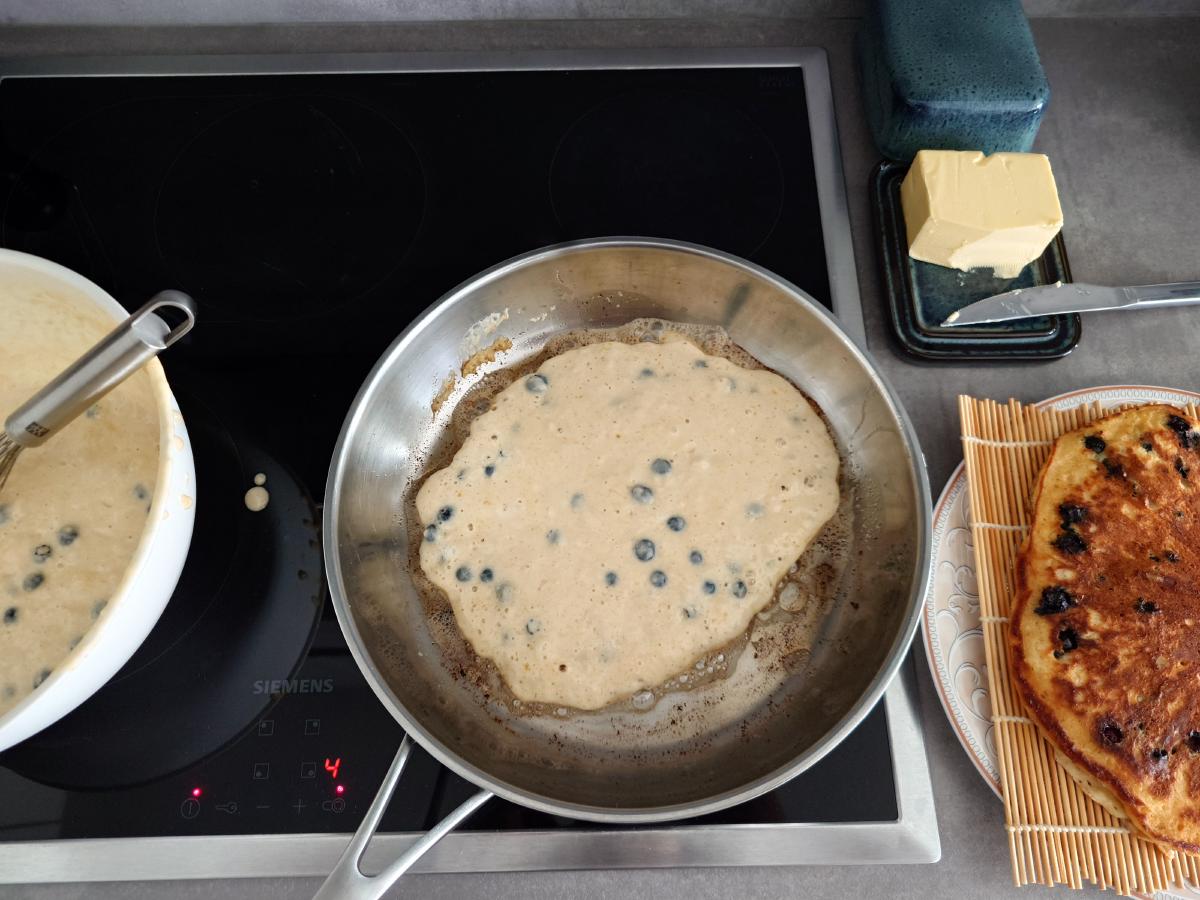Second pancake spreading in the pan at 4