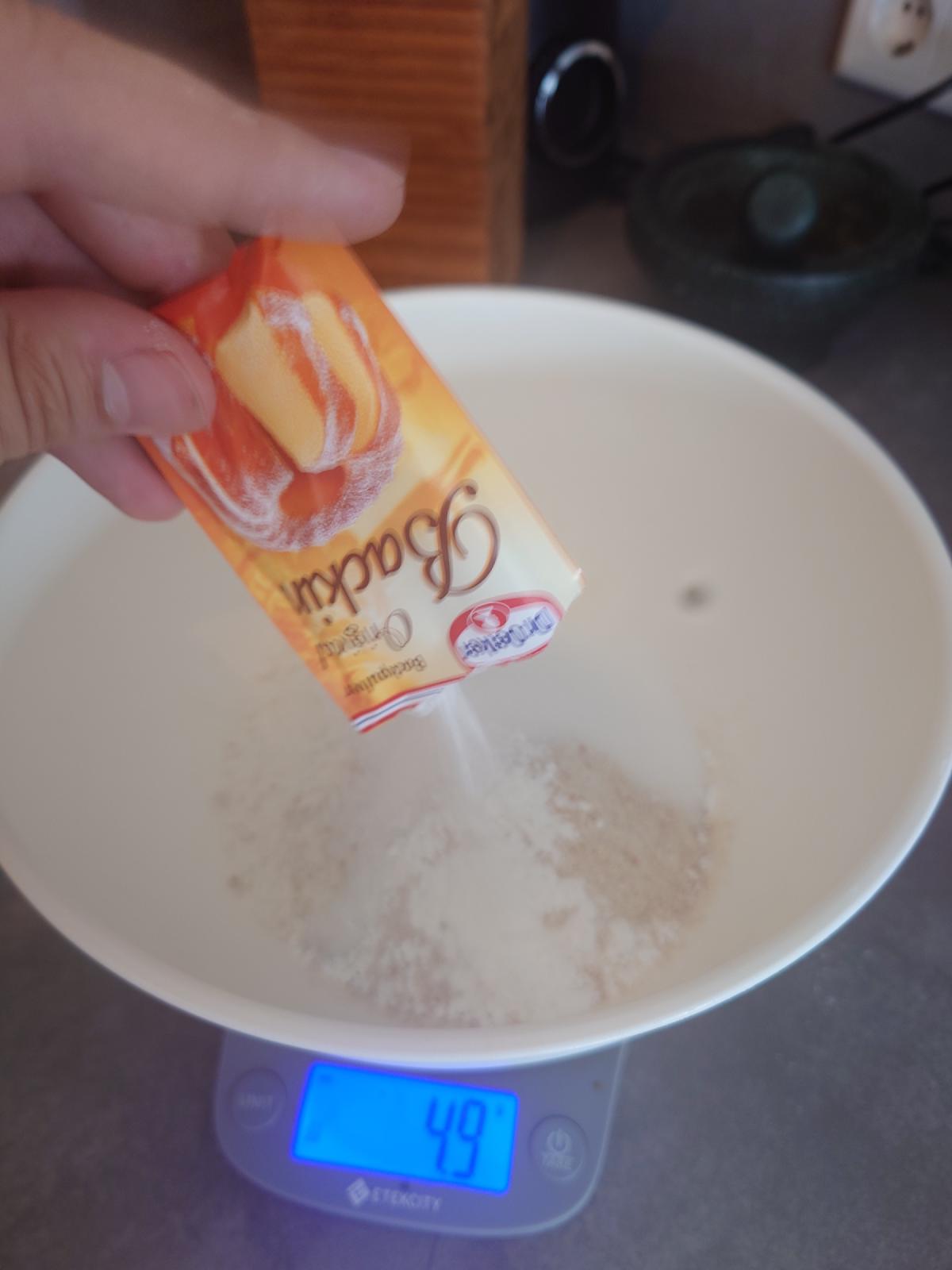 Baking powder sprinkled from the sachet