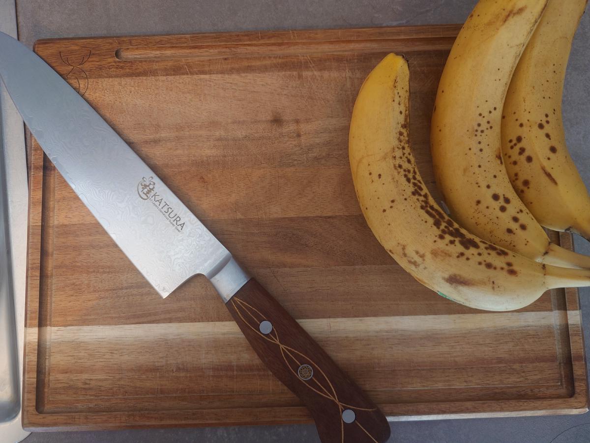 Bananas and the knife on the board
