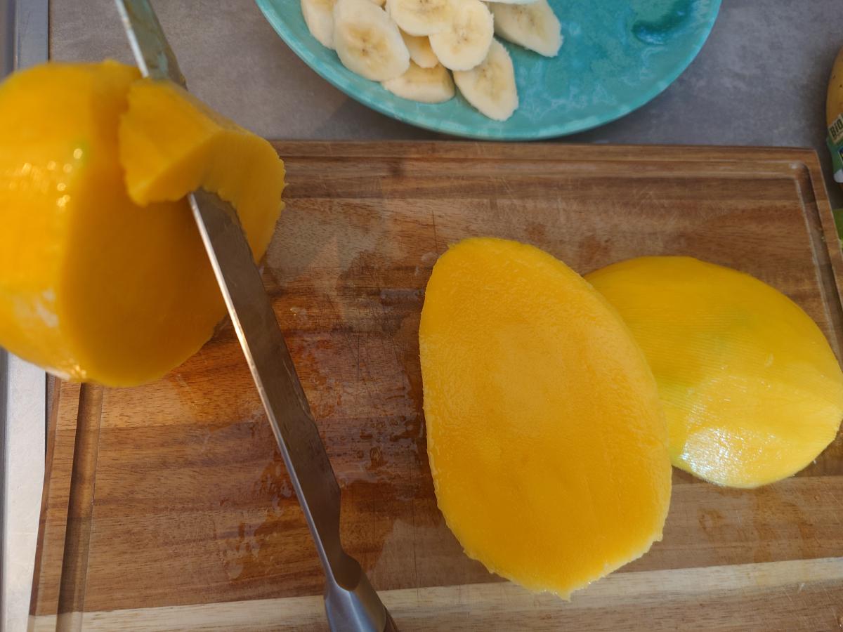 Mango cheeks cut off at the stone