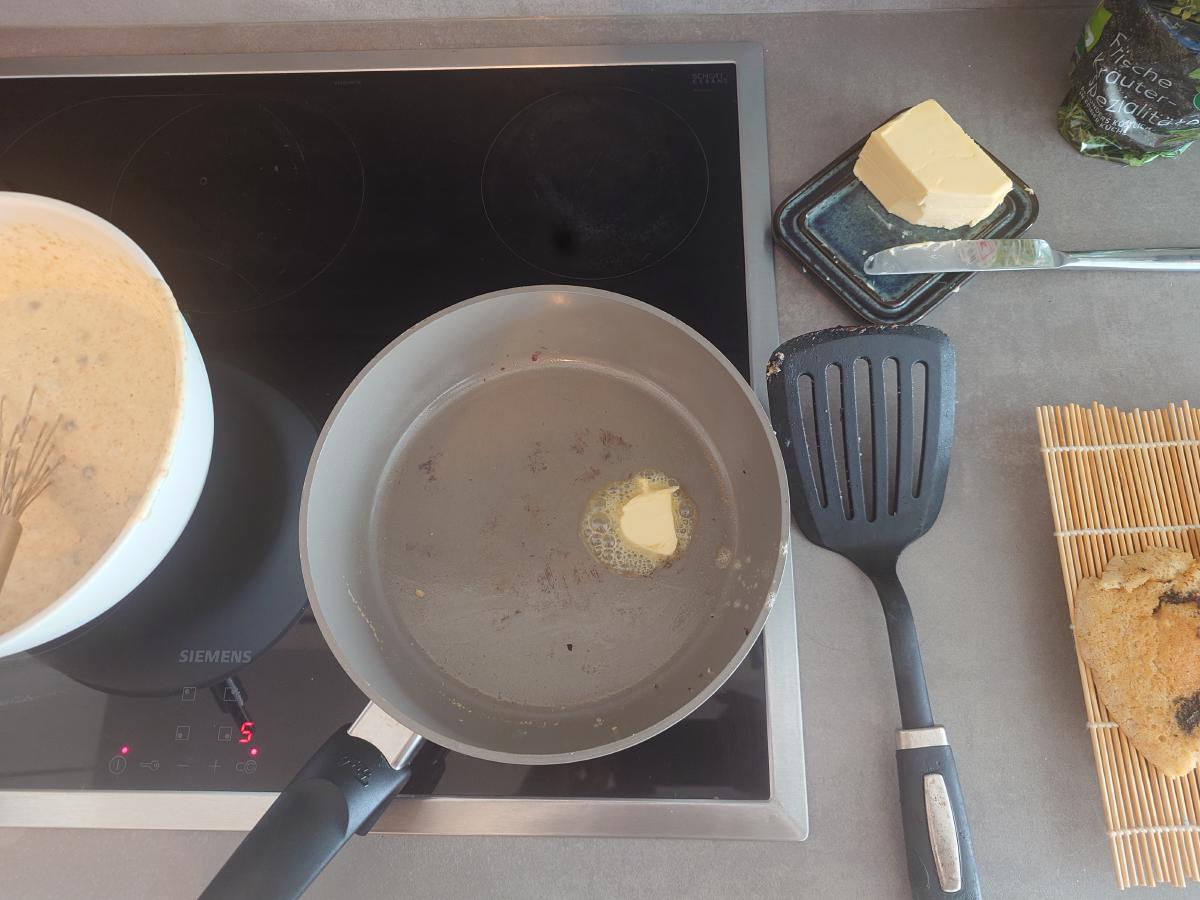Fresh butter in the cleaned pan