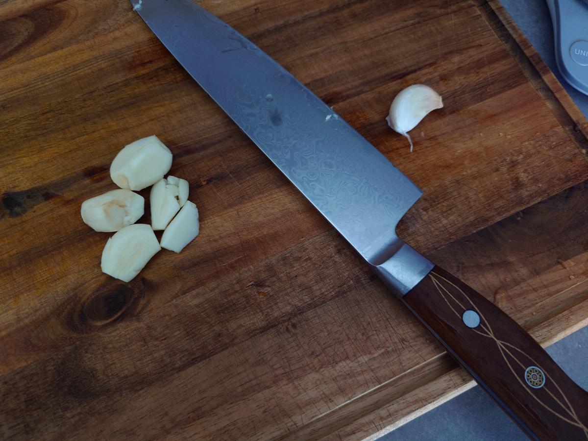 Garlic cloves peeled on the board