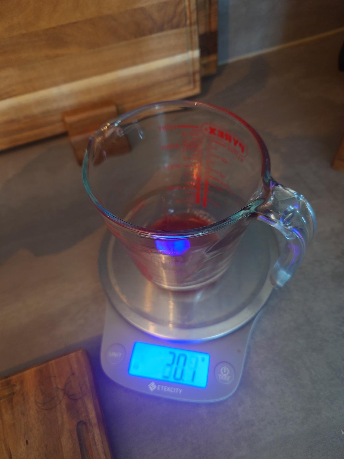 Red wine vinegar into the cup, 20 g on the scale