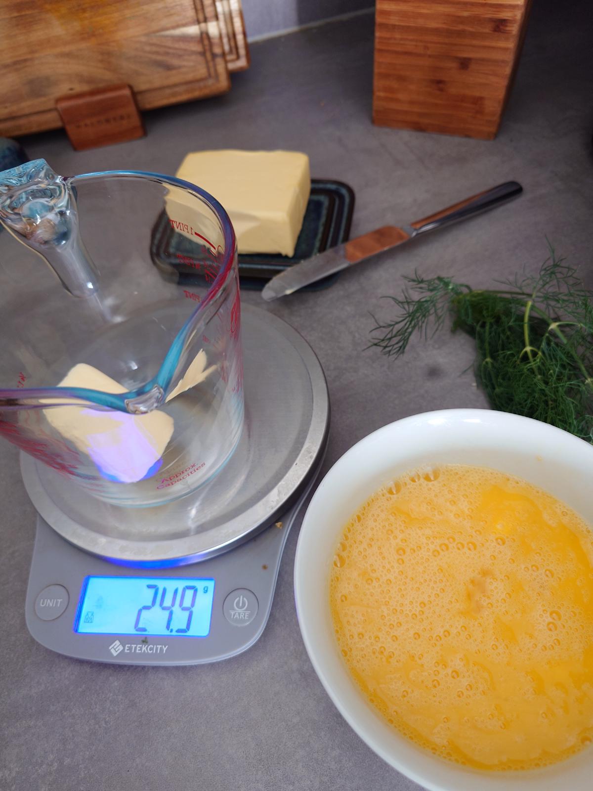 Butter weighed in a measuring jug, 24.9 g on the scale