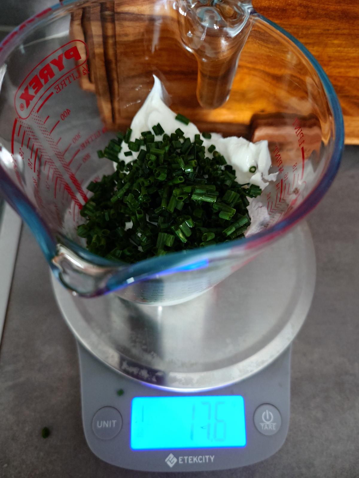 Chopped chives on the yogurt, scale reading 17.6 g